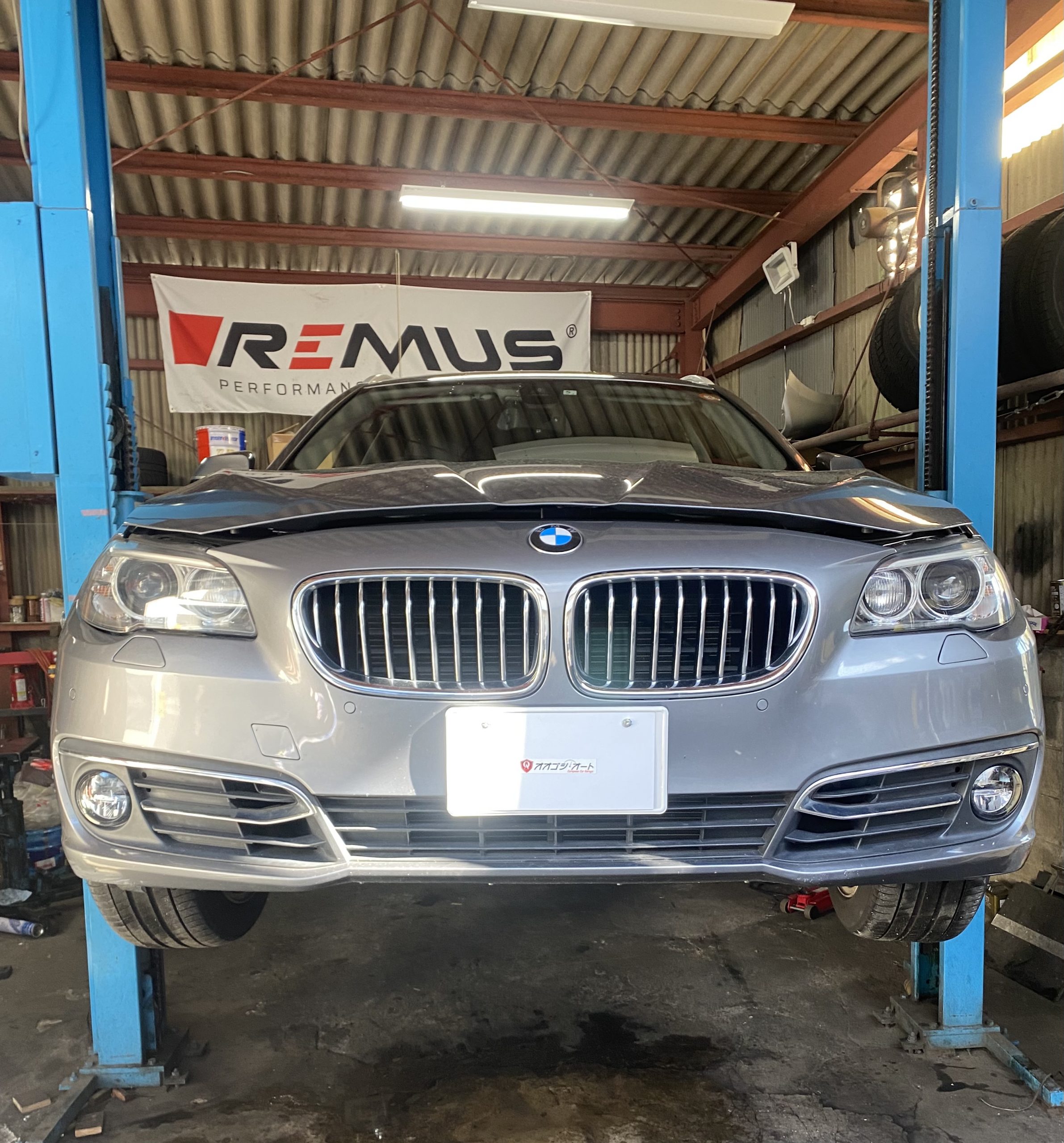 BMW523d(F11)室内に水が溜まる、右後ろ車高下がる